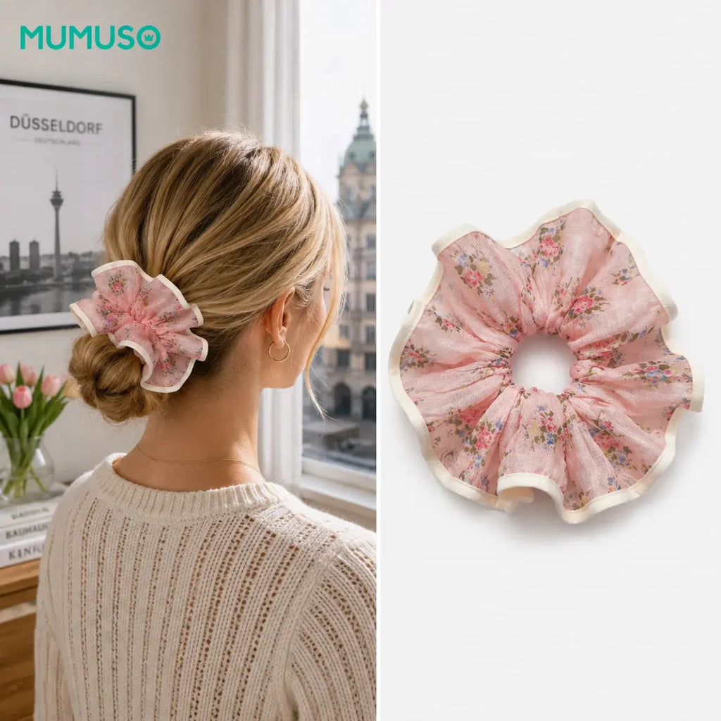 Rosa MJ Scrunchie mit floralem Muster und hellem Volantrand
