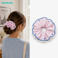 Rosa karierter MJ Scrunchie mit weißer Spitze als Haarschmuck