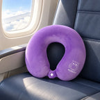 Lila Memory Foam Nackenkissen in einer Reiseszene