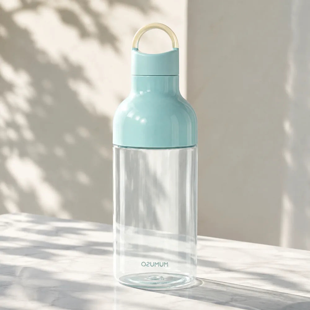 Detailansicht von Deckel und transparenter Flasche der Macaron Trinkflasche