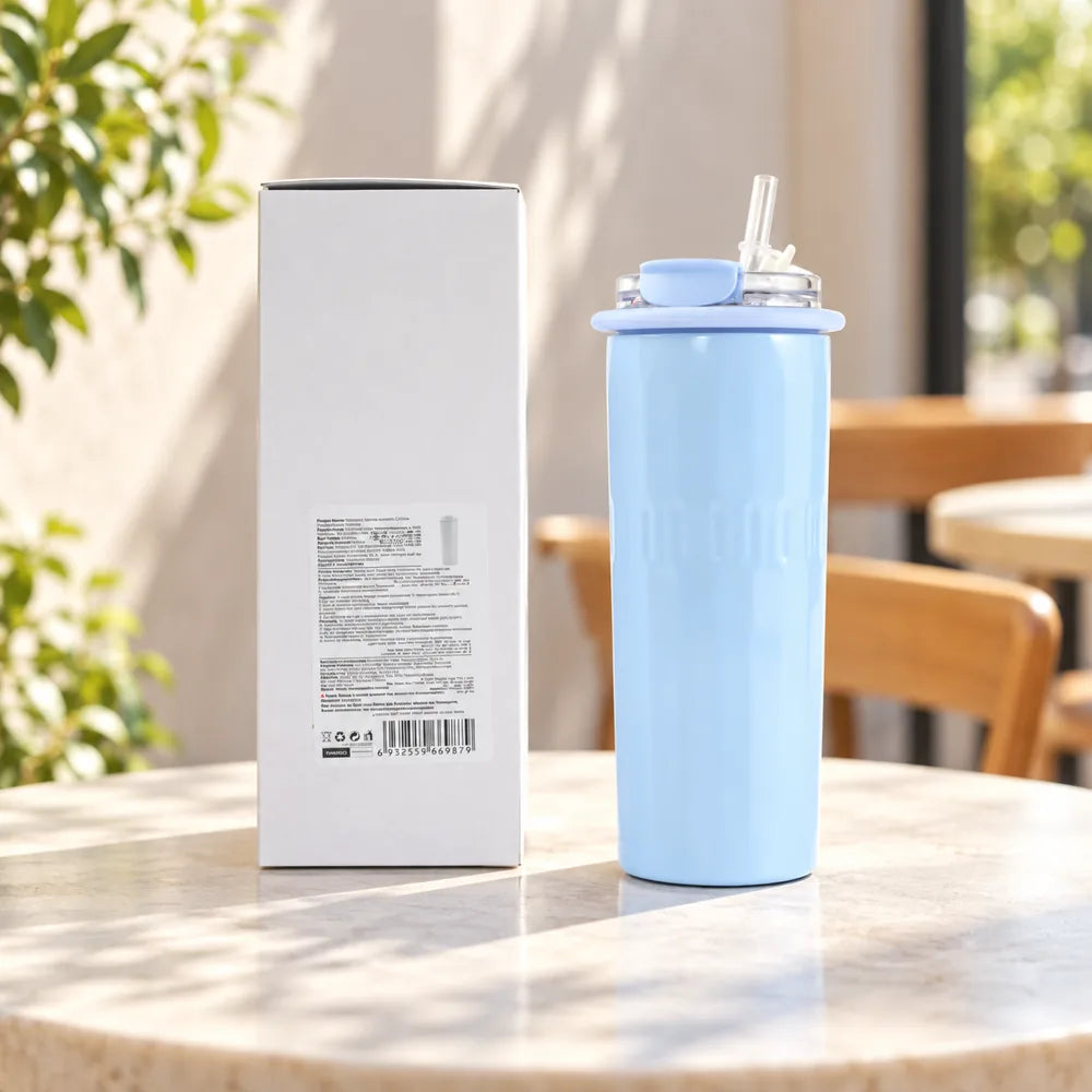 Blauer Macaron Isolier Kaffeebecher 500 ml am Caféfenster