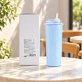 Blauer Macaron Isolier Kaffeebecher 500 ml am Caféfenster