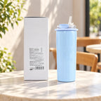 Blauer Macaron Isolier Kaffeebecher 500 ml am Caféfenster