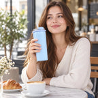 Frau hält den blauen Macaron Isolier Kaffeebecher natürlich