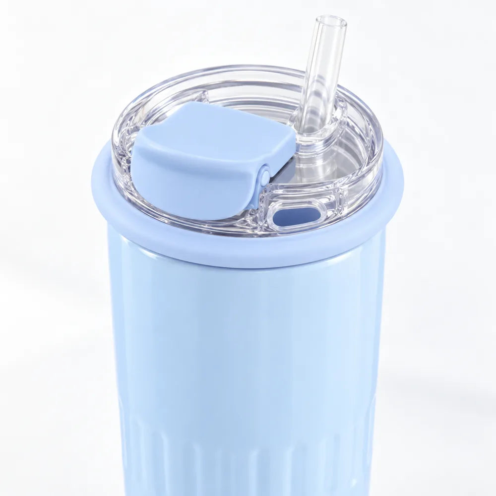 Detailansicht des Deckels am blauen Macaron Kaffeebecher