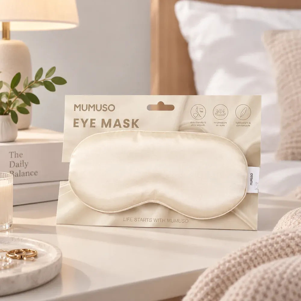 Beige seidige Schlafmaske in einer ruhigen Schlafzimmerszene