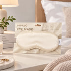 Beige seidige Schlafmaske in einer ruhigen Schlafzimmerszene