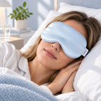 Hellblaue Schlafmaske bei der Anwendung im Bett