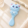 Blaue MUMUSO Minihaarbürste mit Katzenmotiv und Horn auf einem hellen Waschtisch