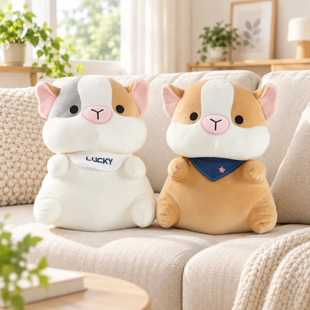 Meerschweinchen Kissen in Weiß und Khaki als Wohnaccessoire auf dem Sofa