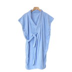 Langer Bademantel aus strukturiertem Polyester-Polyamid, mit kurzen Ärmeln (Blau)