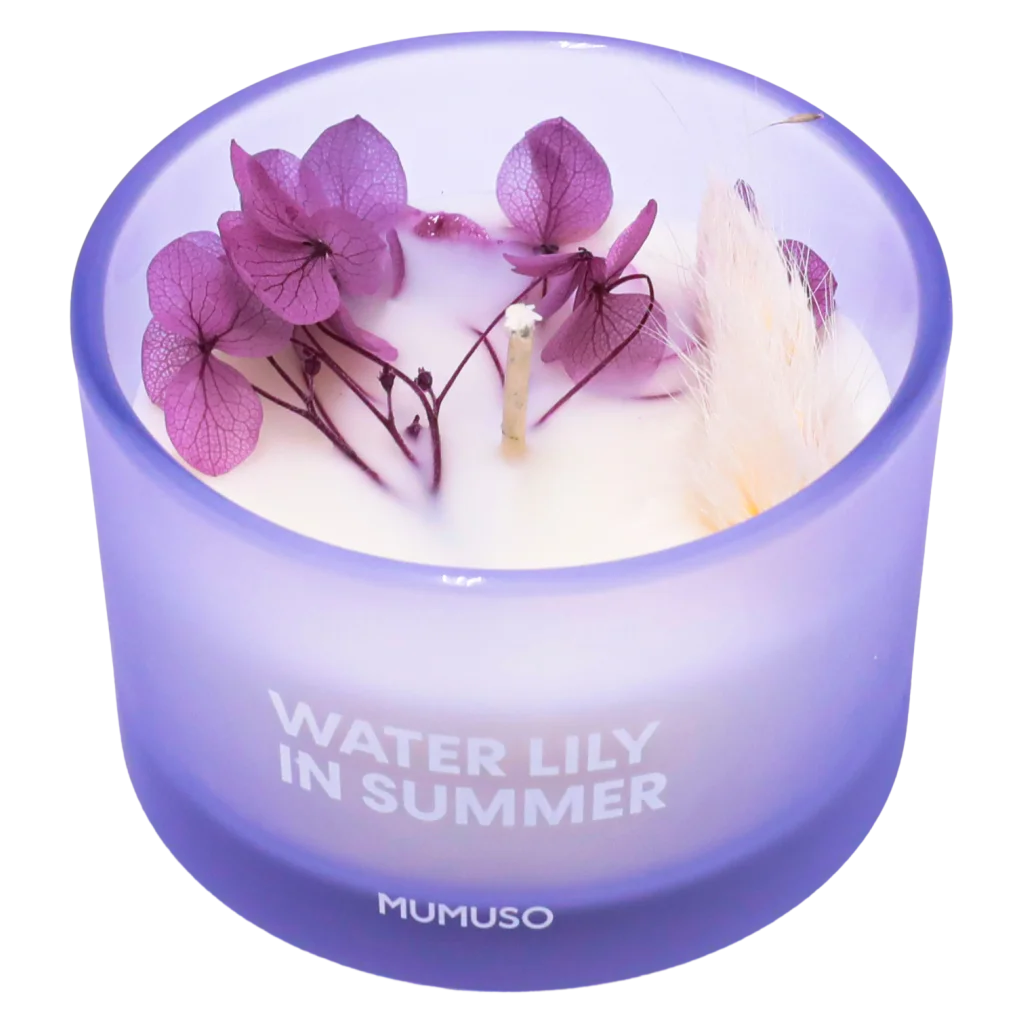 Duftkerze aus Pflanzenwachs im Glas mit Stabilblume, 75 g (Lila), Wasserlilie-Sommer-Design