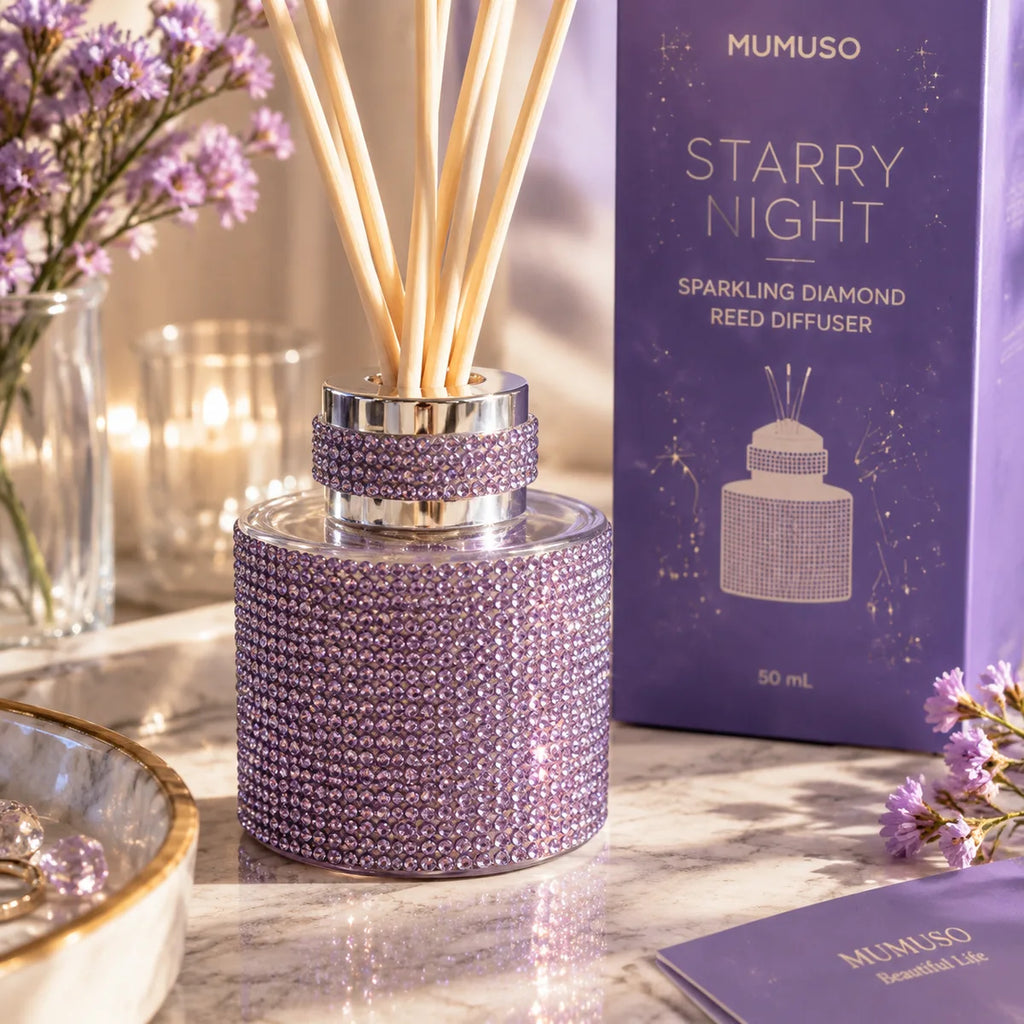 Detailansicht des lila Starry Night Reed Diffusers mit funkelnder Oberfläche