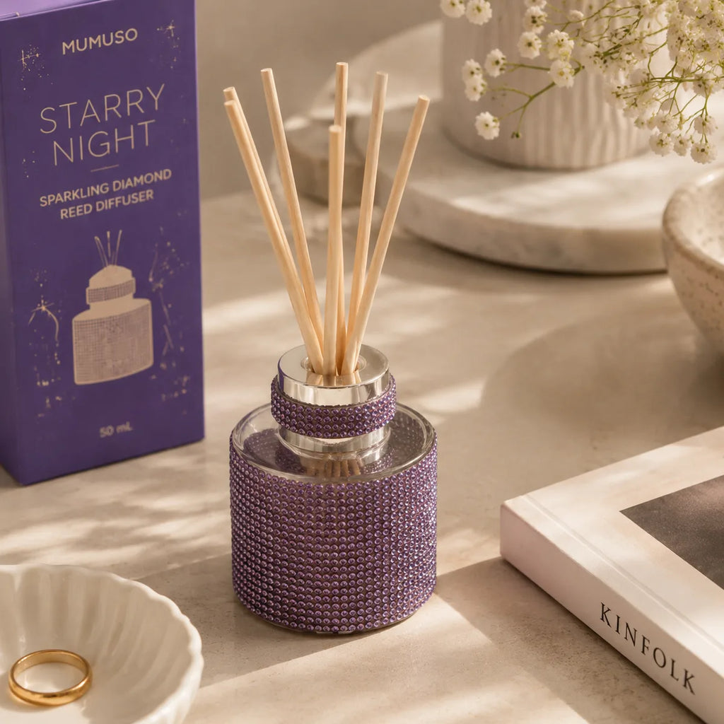 Lila Starry Night Raumduft Diffuser mit Stäbchen in einem hellen Wohnambiente