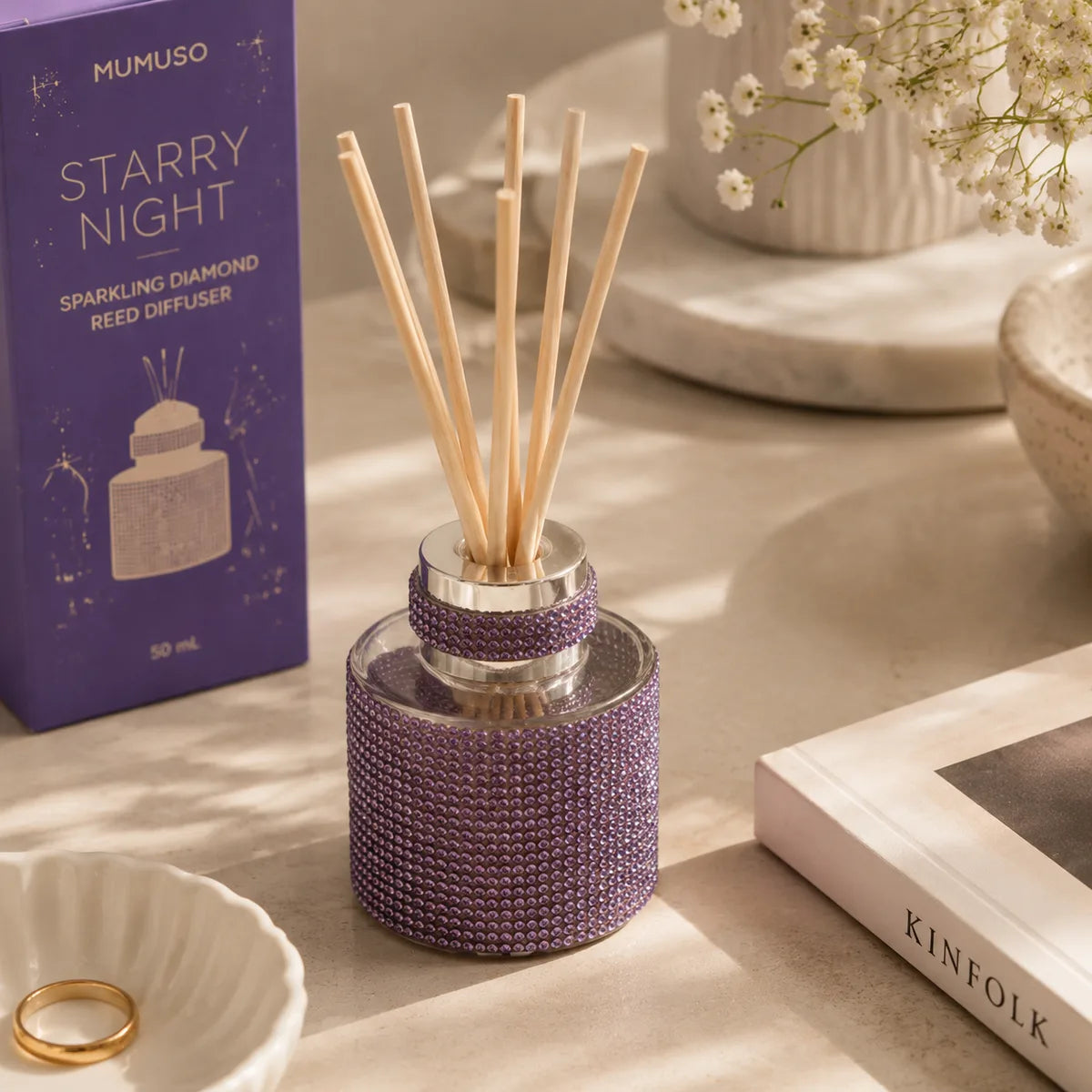 Lila Starry Night Raumduft Diffuser mit Stäbchen in einem hellen Wohnambiente