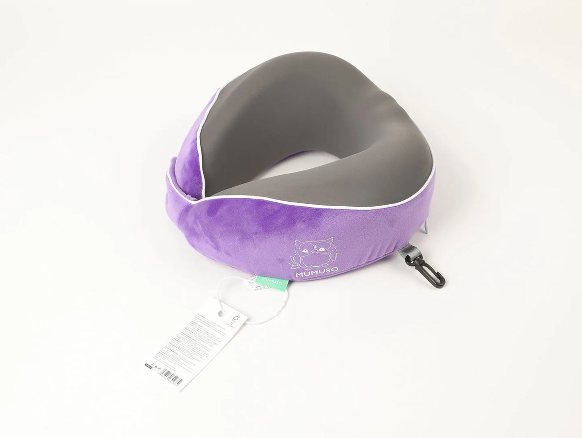 Lila Starry-Sky Memory-Foam-Nackenkissen vor weißem Hintergrund