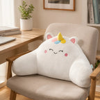 Weißes Starry-Sky Sofakissen mit Einhorn-Design auf einem Sessel