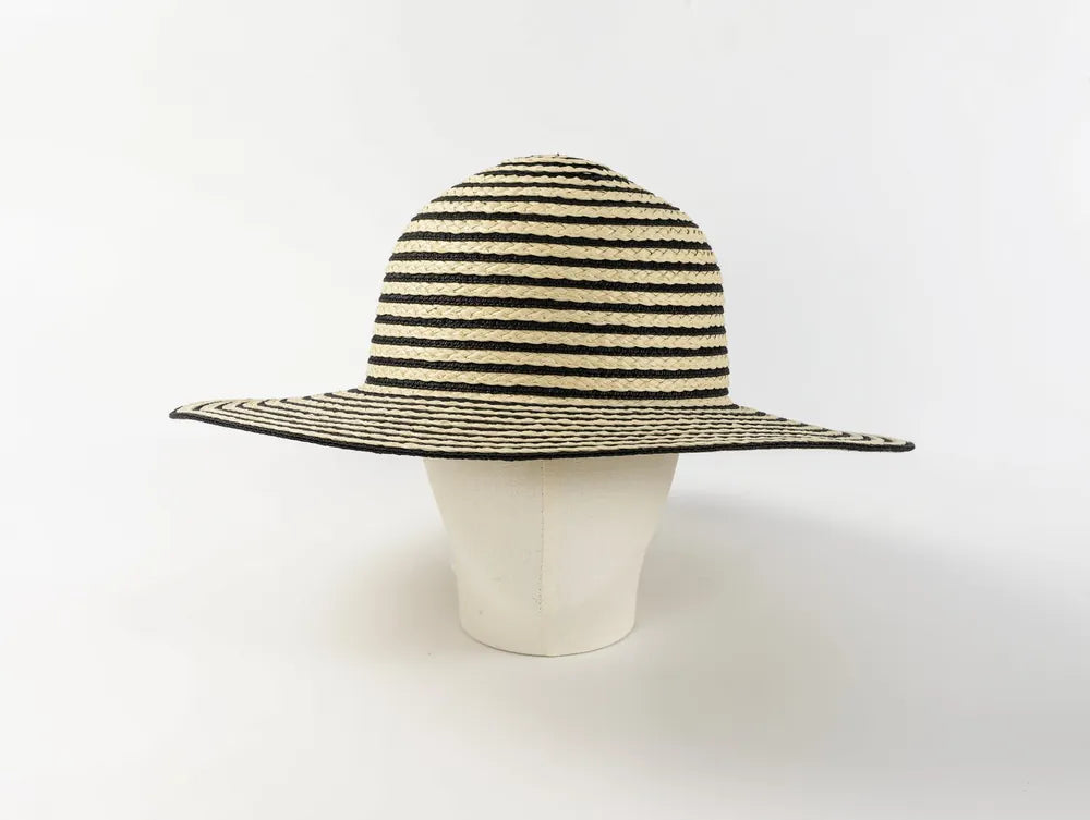 Strohhut mit schwarzen Streifen von vorne