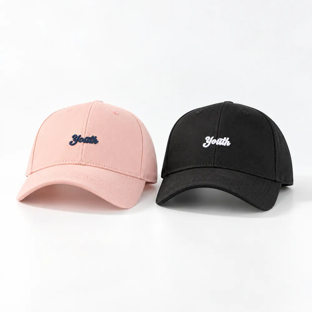 Rosa und schwarze Jugend Baseballcap mit Schriftstickerei in heller Alltagsszene