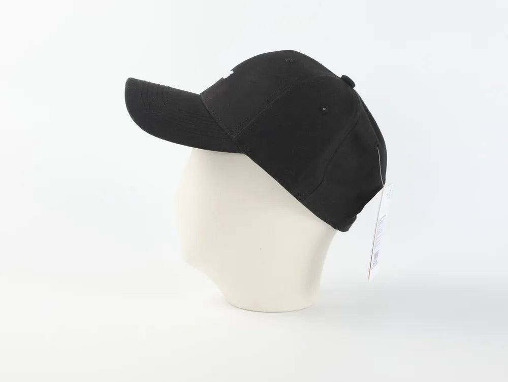 Schwarze Jugend Baseballcap mit gebogenem Schirm von der Seite