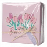 Vorderansicht einer rosa geschenkbox mit tulpenmotiv und schleife.