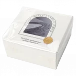 Seitliche ansicht der rechteckigen geschenkbox mit blumenmotiv und goldfarbenem siegel.