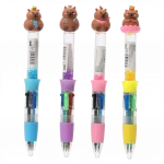 Vorderansicht von vier 4-farben-kugelschreibern mit treibsand und wasserschwein-motiv.
