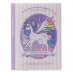 Vorderansicht eines a5 notizbuchs mit transparentem cover und einhorn-design.
