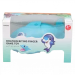 Blaues delfin-schnappspiel in verpackung mit markenlogo mumuso.