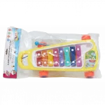 Klassisches xylophon-ziehtier in grüner verpackung mit bunten klangplatten.