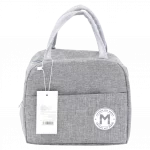 Rückansicht der grauen isolierten lunch-tasche von mumuso.