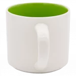 Unterseite der keramiktasse mit produktetikett und barcode.