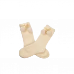 Vorderansicht der weißen kuschelsocken mit schleife von mumuso.