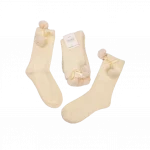 Drei paar weiße kuschelsocken mit schleife von mumuso, eins mit etikett.