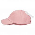 Seitenansicht einer rosa baseballmütze mit etikett von mumuso.