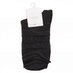 Schwarze mini-crew-socken mit blumenmuster und verpackungsetikett.