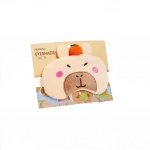 Vorderansicht der niedlichen capybara schlafmaske in beige mit verpackung.