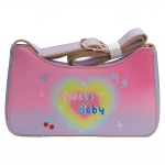 Seitenansicht der lila schultertasche 'liebendes herz' mit herzmotiv.