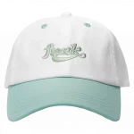Baseballcap in grün und weiß mit dekorbuchstaben auf der vorderseite.