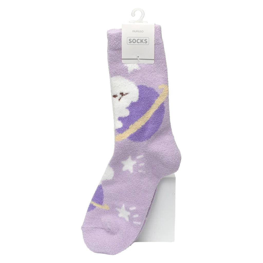 mumuso_crew-socke_damen_space_planet_lila_2.webp MUMUSO Crew-Socke Damen in Lila mit Space-Print und Planet – flauschige Damensocke, bequem und weich für den Alltag.