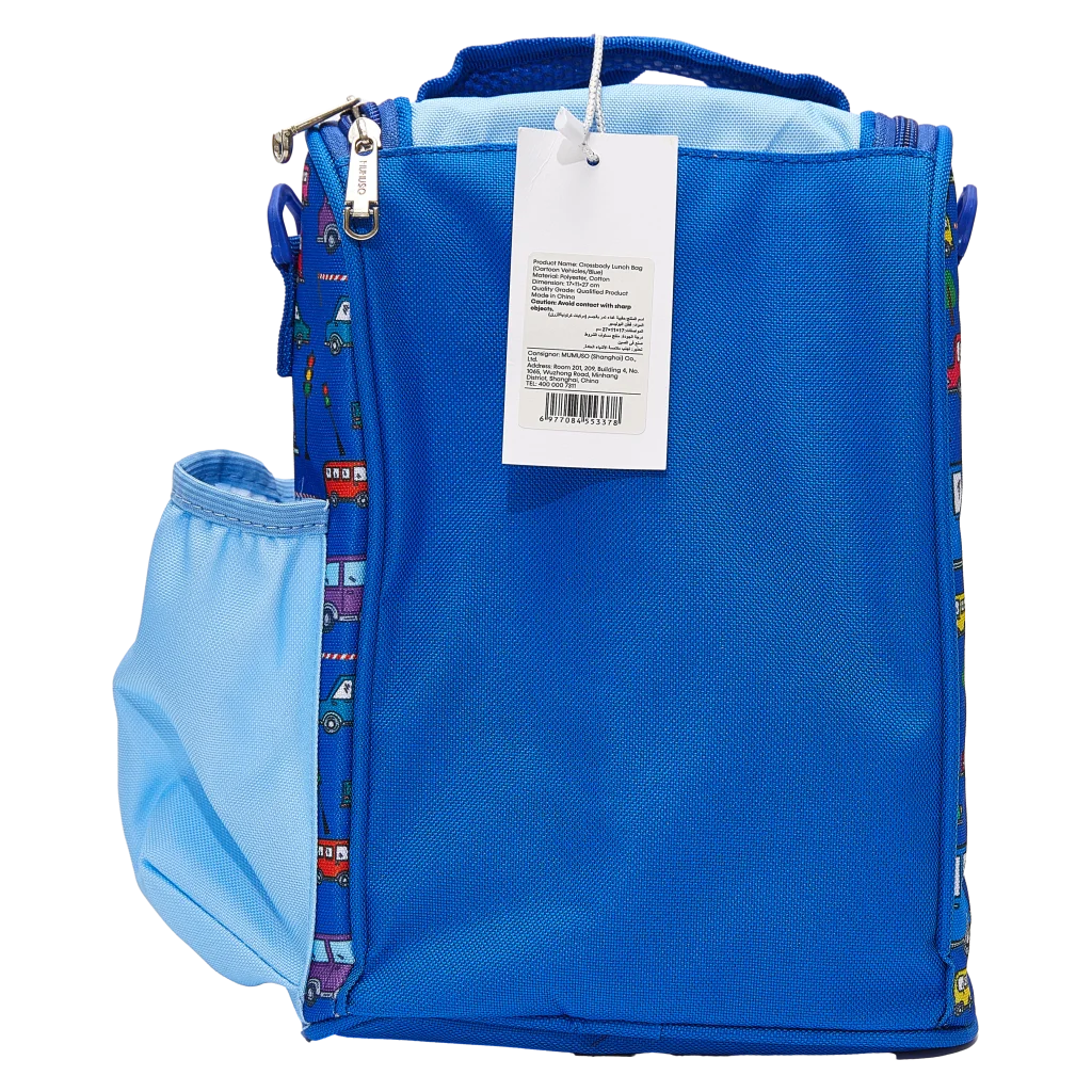 mumuso_crossbody_lunch_bag_polyester-baumwolle_blau_fahrzeuge_2.webp MUMUSO Lunch Bag für Kinder aus Polyester-Baumwolle, blau mit Cartoon-Fahrzeugen – ideale Brotzeittasche für unterwegs.