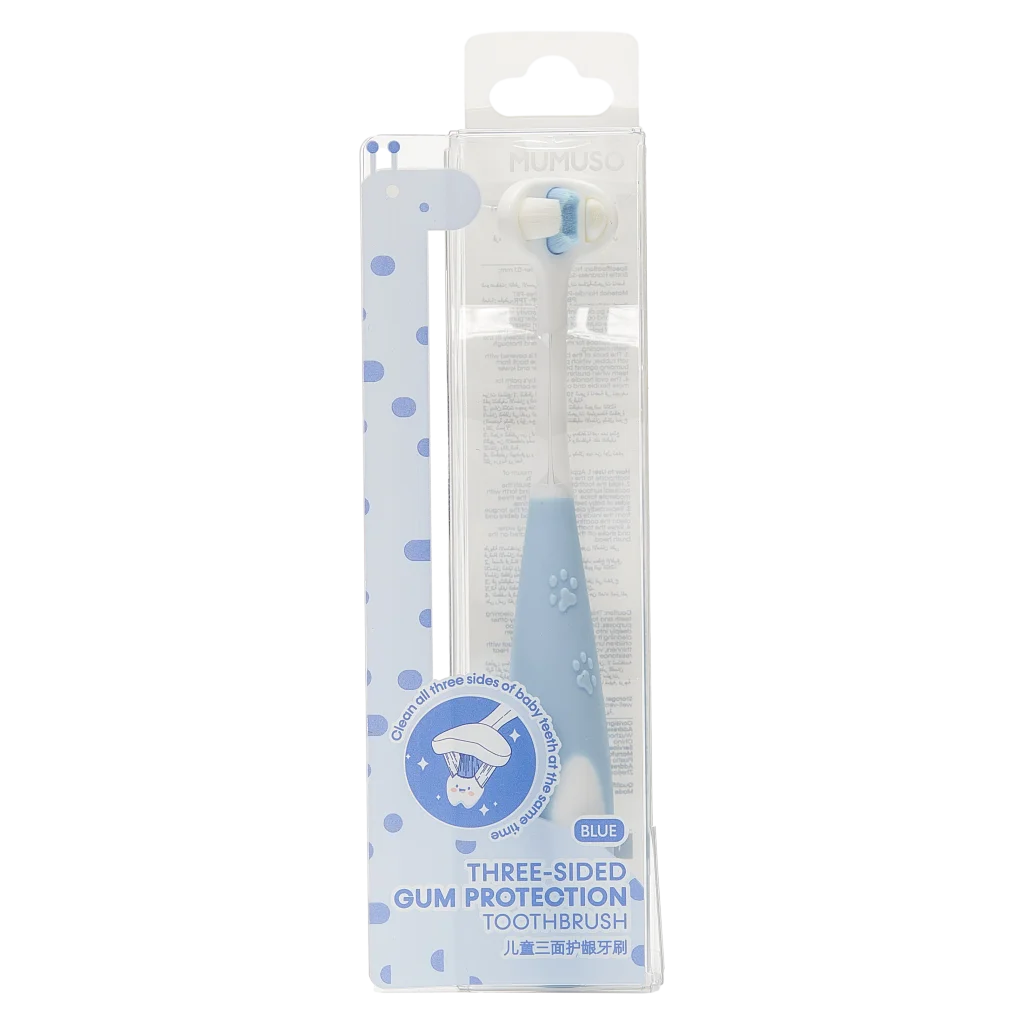 mumuso_dreiseitige_zahnbuerste_kinder_sanfter_buerstenkopf_blau.webp MUMUSO dreiseitige Zahnbürste für Kinder mit sanftem Bürstenkopf (Blau) – Zahnbürste Kinder für empfindliches Zahnfleisch.