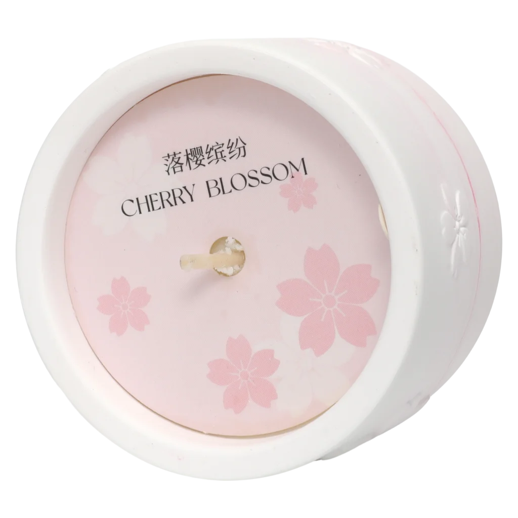 mumuso_duftkerze_kirschbluetenduft_45g_keramik_weiss.webp MUMUSO Duftkerze mit Kirschblütenduft, 45 g im weißen Keramikglas – dekorative Kirschblütenkerze für Wohnzimmer.