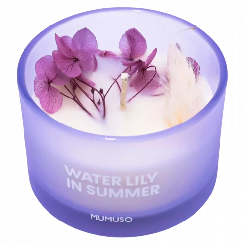 MUMUSO Duftkerze aus Pflanzenwachs im Glas, 75 g (Lila) mit Wasserlilie und Stabilblume – dekorative Duftkerze für Zuhause.