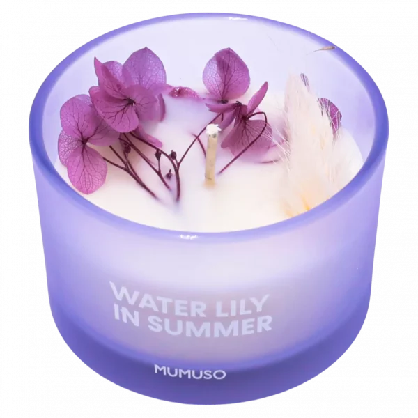 MUMUSO Duftkerze aus Pflanzenwachs im Glas, 75 g (Lila) mit Wasserlilie und Stabilblume – dekorative Duftkerze für Zuhause.