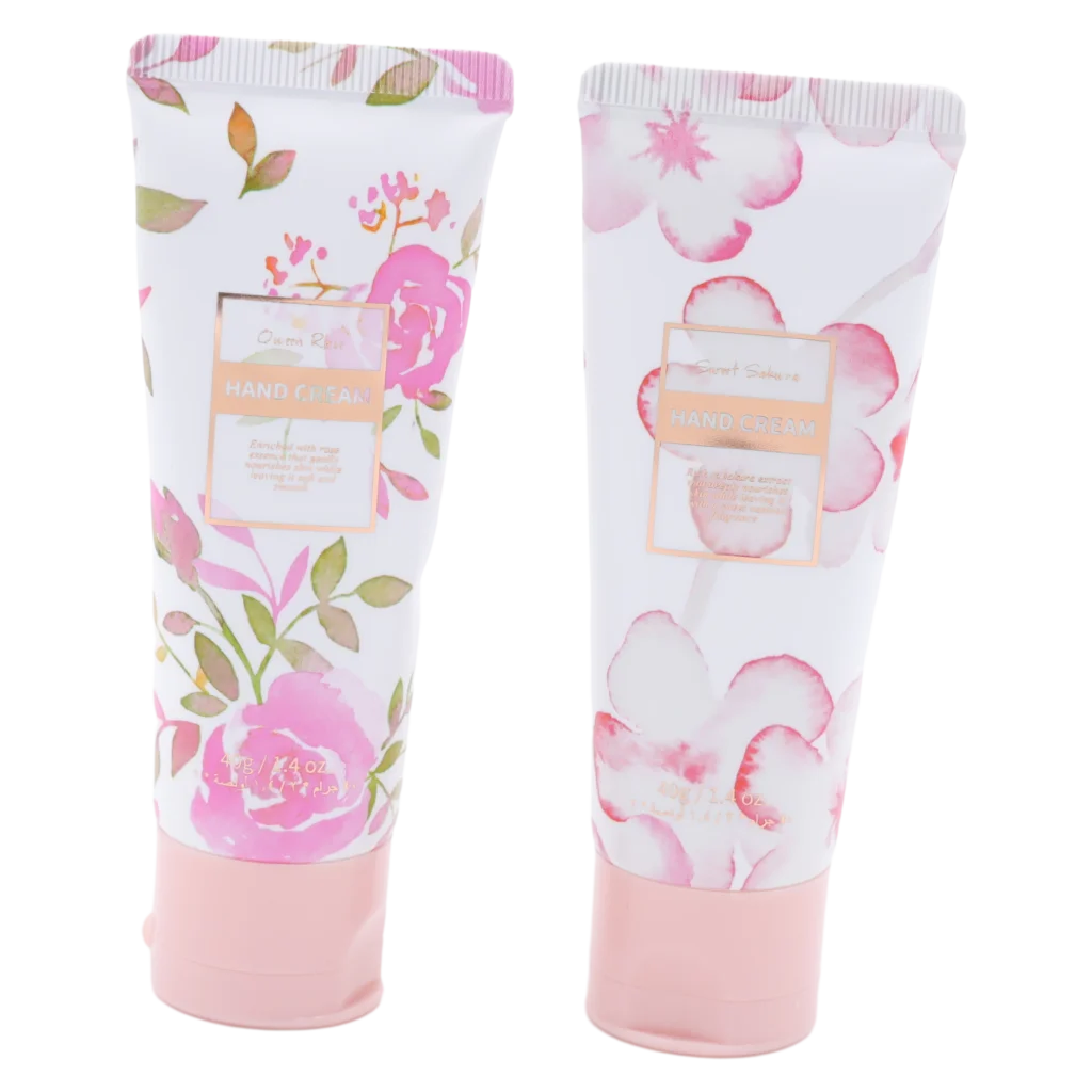 mumuso_handcreme_geschenkset_2x40g_rosa_rose_sakura_2.webp MUMUSO Handcreme Geschenkset mit Rosen- und Sakura-Print, 2×40 g (Rosa/Weiß) – pflegende Handpflege für trockene Hände.
