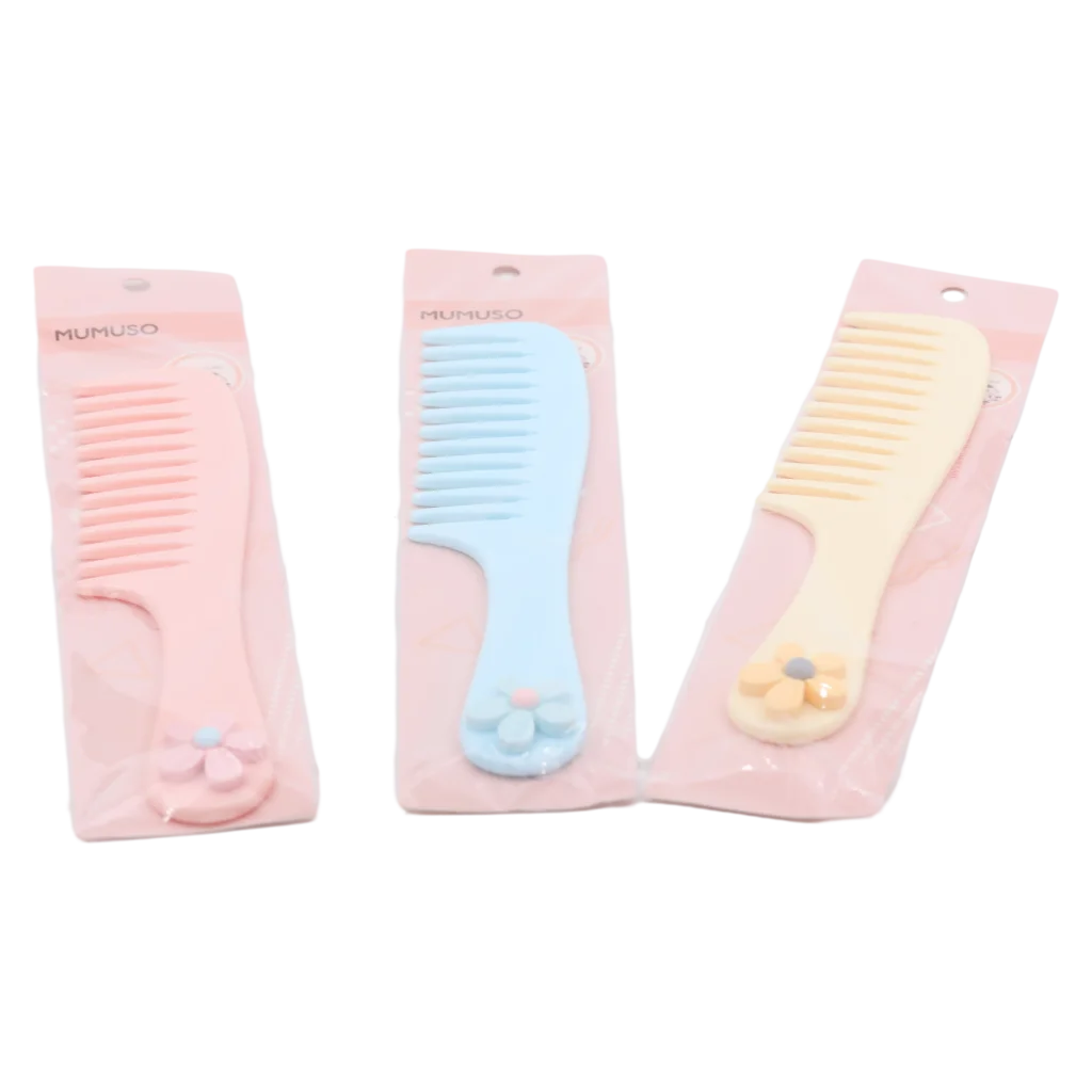 mumuso_kamm_breite_zaehne_blume_kunststoff_gelb_3.webp MUMUSO Kamm mit breiten Zähnen, Kunststoff, gelb mit Blume – ideal für Haarpflege und sanftes Entwirren nasser Haare.