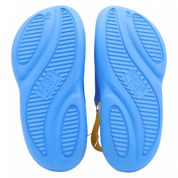 MUMUSO Kinder clogs aus EVA, leicht, rutschfest und blau, ideale Gartenschuhe mit bunten Verzierungen für den Alltag.