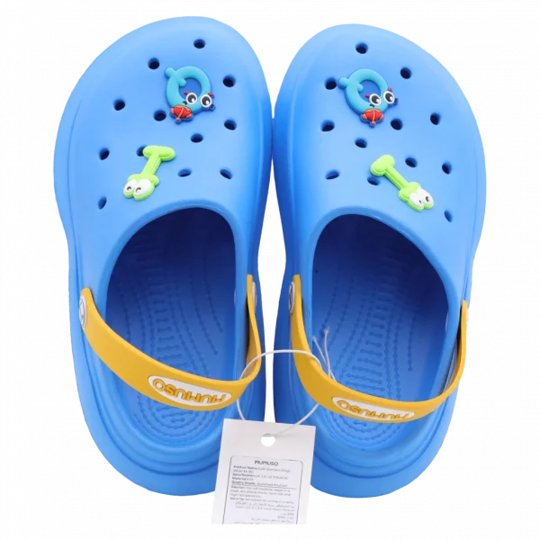 MUMUSO Kinder clogs aus EVA, leicht, rutschfest und blau, ideale Gartenschuhe mit bunten Verzierungen für den Alltag.