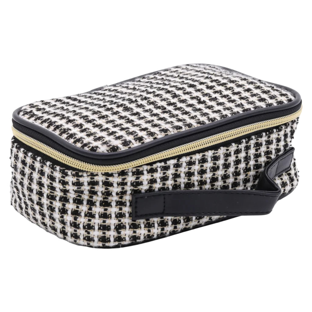 mumuso_kosmetiktasche_jacquard_haehnentritt_stoff_schwarz_weiss_2.webp MUMUSO Kosmetiktasche aus Jacquard-Gewebe (schwarz/weiß), praktische Make-up Tasche mit Hahnentritt-Muster für unterwegs.
